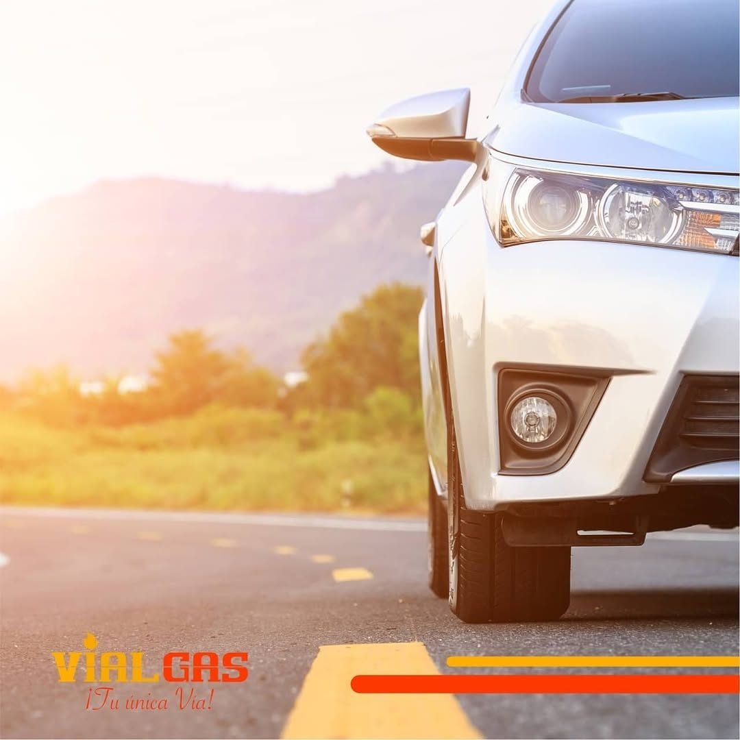 Vehículo en carretera al atardecer con la marca Vialgas